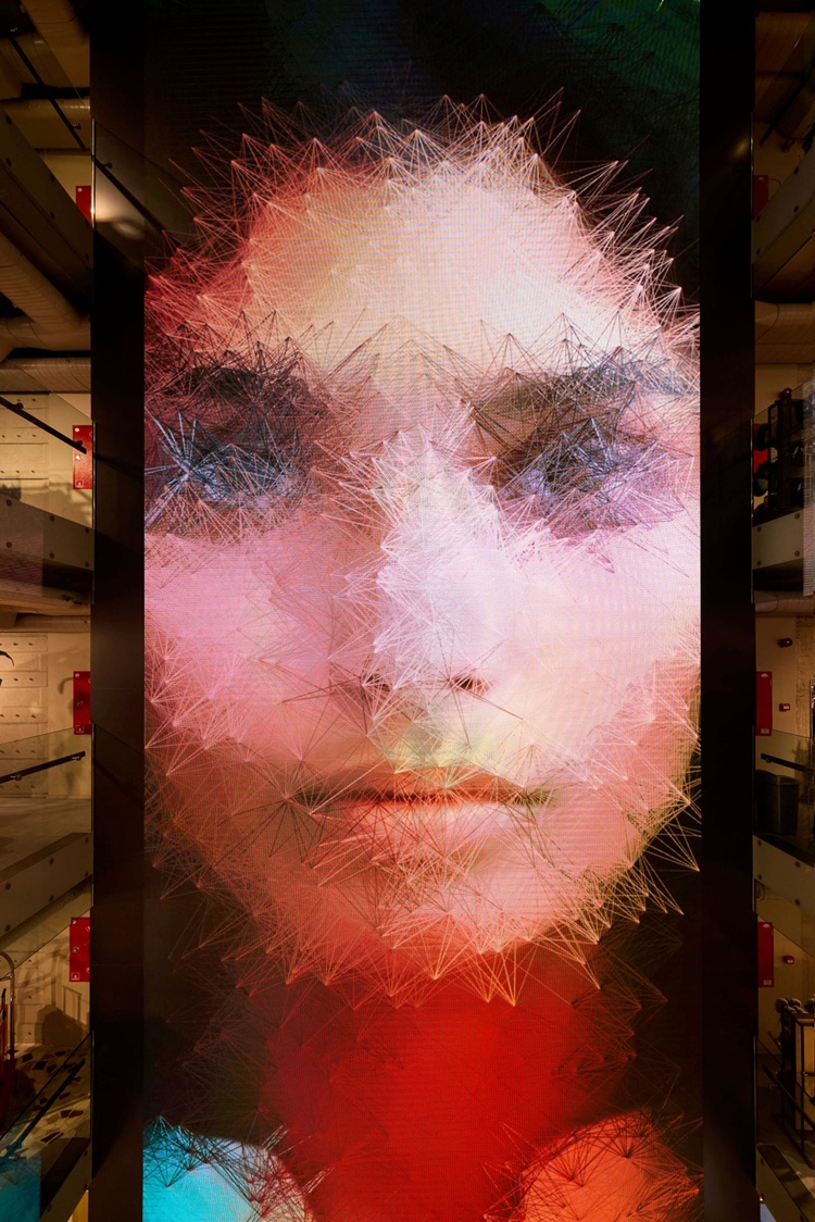 Moda, sanat ve teknolojiyi bir araya getiren dijital sanat eserleri ...