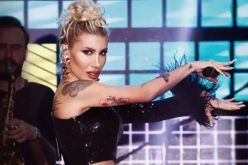 İrem Derici'nin Alaçatı aşkı: Bikinili pozlarıyla gündem oldu