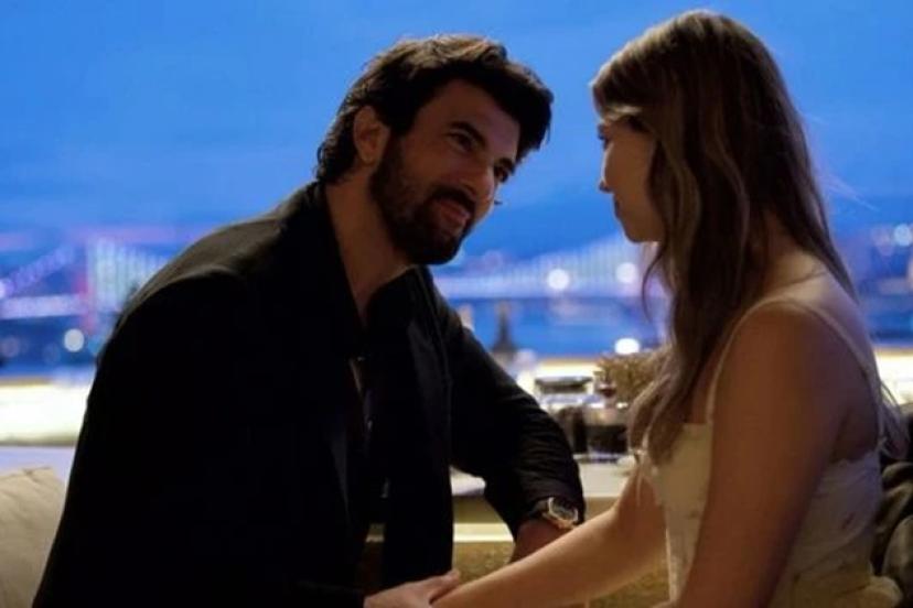 Afra Saraçoğlu yeni partneri ile izleyiciyi derin düşüncelere sevk ediyor! Engin Akyürek ile...