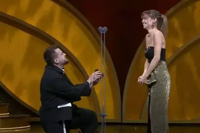 Altın Kelebek'te unutulmaz teklifin mutlu devamı: Alper Rende ve Betül Çakmak nişanlandı!