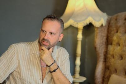 Müzikonair'in CEO'su Özcan Beylan'ın İlk Teklisi "Bas Git" Yayında!