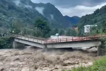 Rize'de şiddetli yağış felakete dönüştü: Köprü yıkıldı, yollar kapandı, mahsur kalanlar kurtarıldı