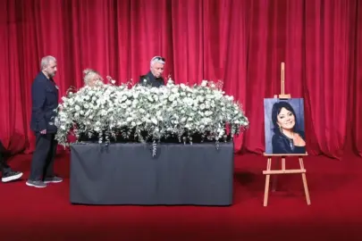 Türk tiyatrosunun efsane ismi Anta Toros son yolculuğuna uğurlandı