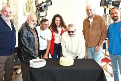 Şafak Sezer'e sette sürpriz kutlama: 56. yaşını film ekibiyle birlikte kutladı