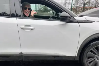 Gül Sunal'dan duygulandıran tesadüf: Kemal Sunal'ın doğum günü yolunda İzzet Günay'la buluştu