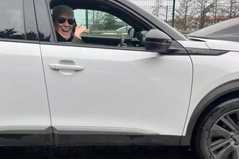 Gül Sunal'dan duygulandıran tesadüf: Kemal Sunal'ın doğum günü yolunda İzzet Günay'la buluştu