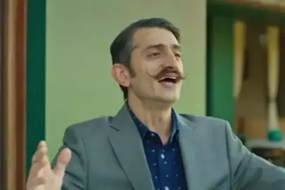 Ünlü oyuncudan şaşırtan görüntüler! Çöpten topladığı kartonlarla otobüse bindi...