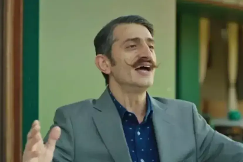 Ünlü oyuncudan şaşırtan görüntüler! Çöpten topladığı kartonlarla otobüse bindi...