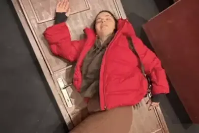 Aslı Bekiroğlu, sahnede korkutan kaza geçirdi! Başına dekor kapısı düştü