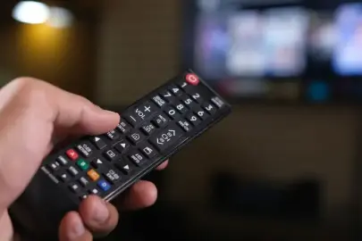 27 Şubat Cuma Akşamı TV Programı: Arka Sokaklar, Kızılcık Şerbeti ve Sırbistan-Türkiye Maçı Kaçta, Hangi Kanalda?