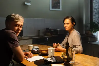 Özgü Namal’ın Yeni Filmi “Sarı Zarflar” Türkiye’de Vizyona Girecek mi, Ne Zaman Çıkacak?