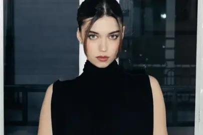 Afra Saraçoğlu'nun büyüleyici güzelliği bakın kimi derinden etkiledi!