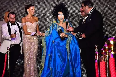 Bülent Ersoy'a “Yaşam Boyu Onur Ödülü” verildi! Safiye Soyman ile buluşması ise herkesi güldürdü...