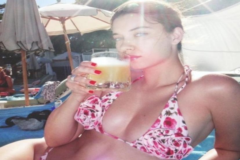 Afra Saraçoğlu'nun İspanya pozlarında bilinmeyen detaylar!