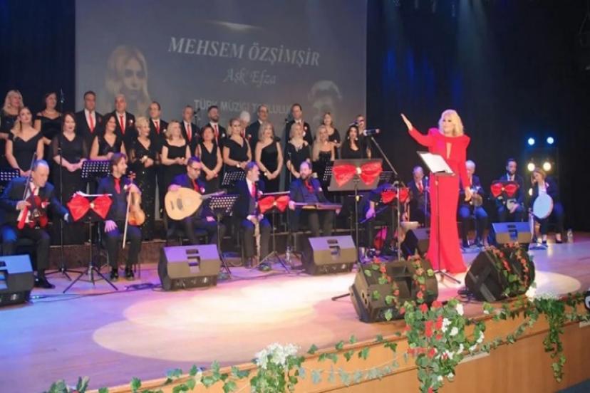 Mehsem Özşimşir Aşk-Efza Türk Müziği Topluluğu, ilk konserinde Zeki Müren'i andı!