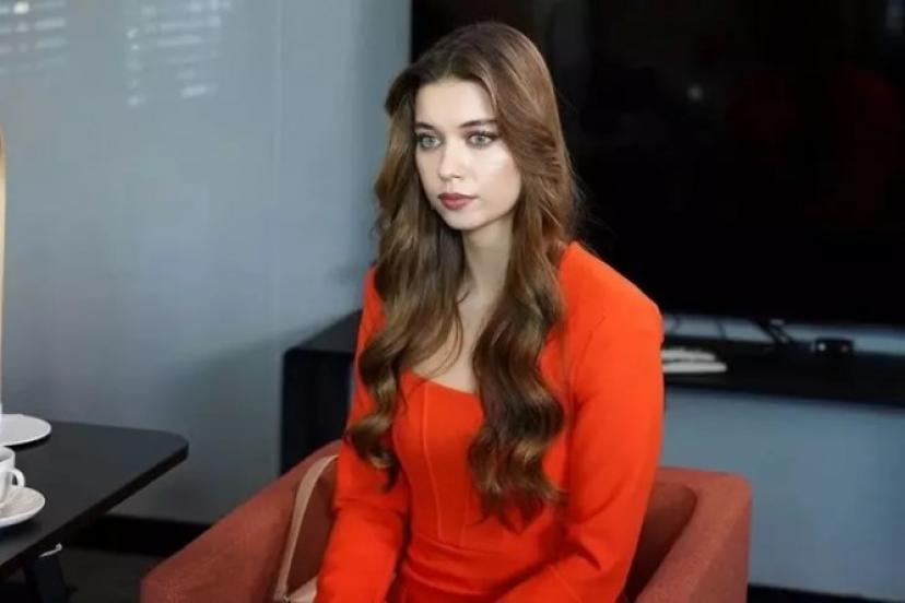 Bu karedeki kişi Afra Saraçoğlu'nun babası mı amcası mı?