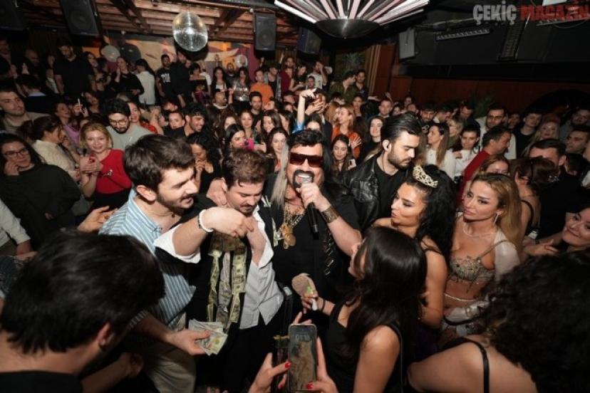 Kobra Murat’ın EV sahipliğinde Roman gecesi düzenledi