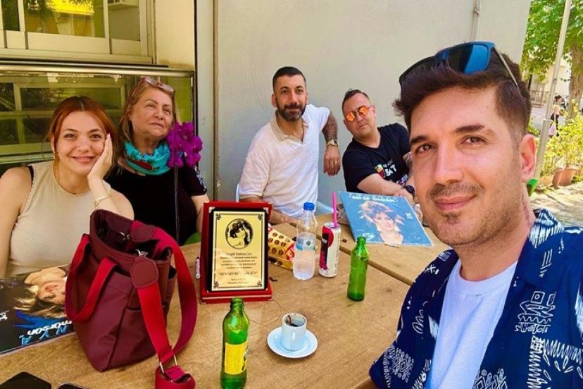 Tüdanya ile fotoğraf çektiren hayranı kalp krizi geçirdi!