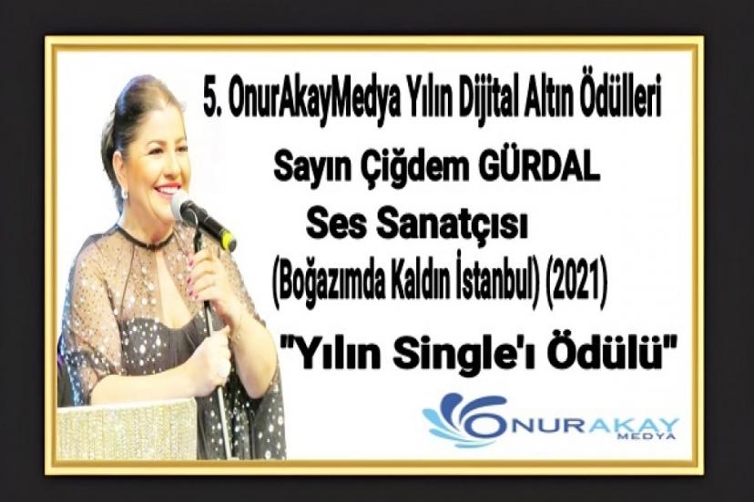 Yılın Single’ı Ödülü’nü alan Çiğdem Gürdal Altın Plak ile ödüllendirildi!